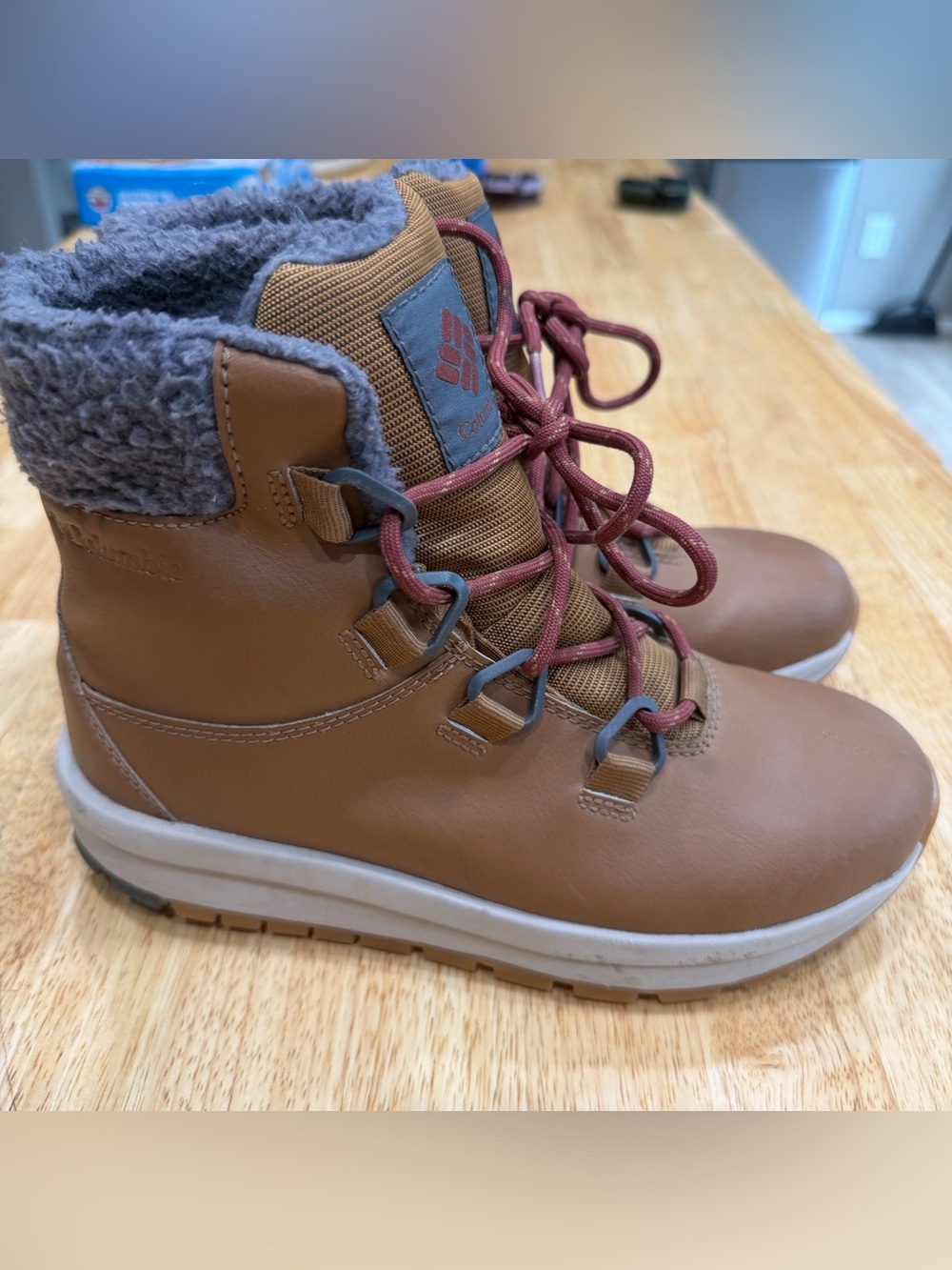 Columbia Women’s Tan Winter Lace-Up Boots with Gray Shearling and Maroon Laces